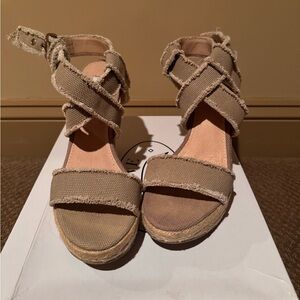 Steve Madden women’s  Taupe Fraid Wedges